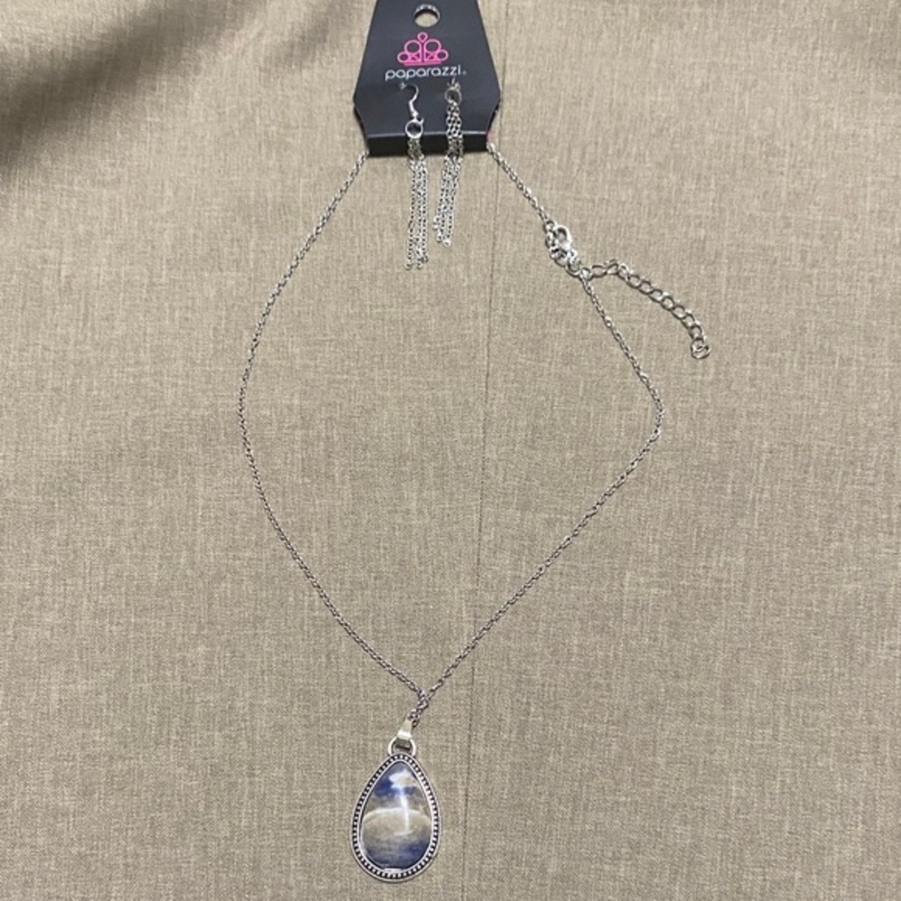 Paparazzi Silver Teardrop Necklace with Earrings